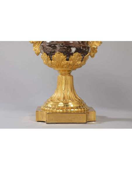 Pair Of Large Covered Vases In Marble And Gilded Bronze - cups, basins, cassolettes-Bozaart