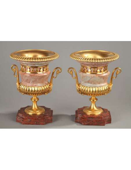 Paire Vases Médicis Marbre Rose, Bronze Doré - coupes, vasques, cassolettes-Bozaart