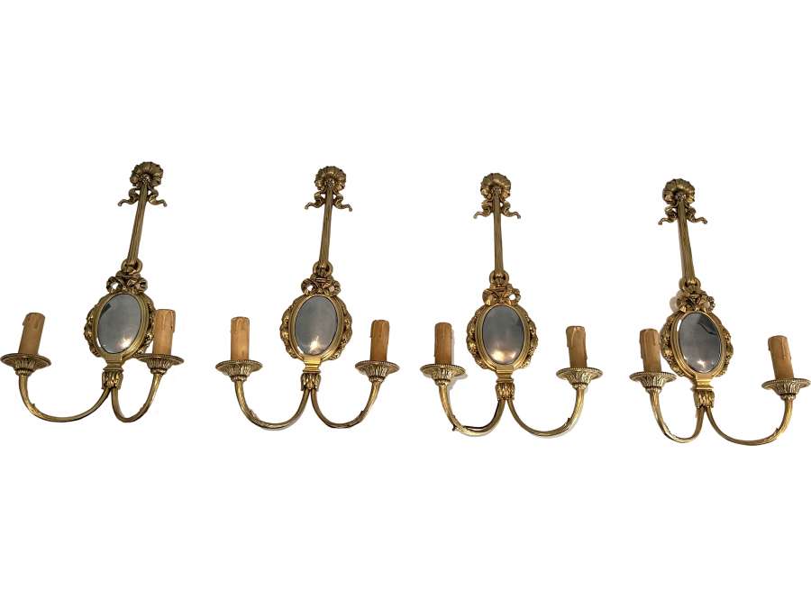 Suite of 4 Wall lights in Bronze Louis XVI style of 20 eme century