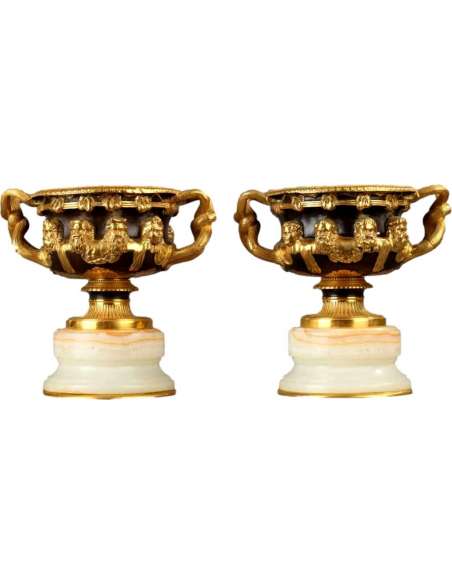 Paire De Vases Warwick Aux Barbus En Bronze Et Onyx - coupes, vasques, cassolettes-Bozaart