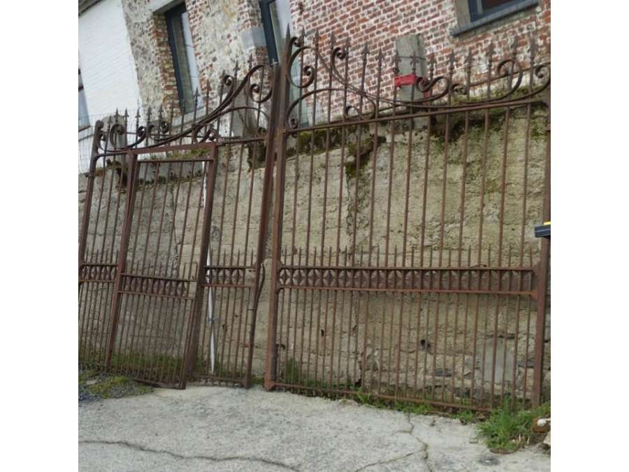 Property gate in wrought iron + classical art style. 18th century
