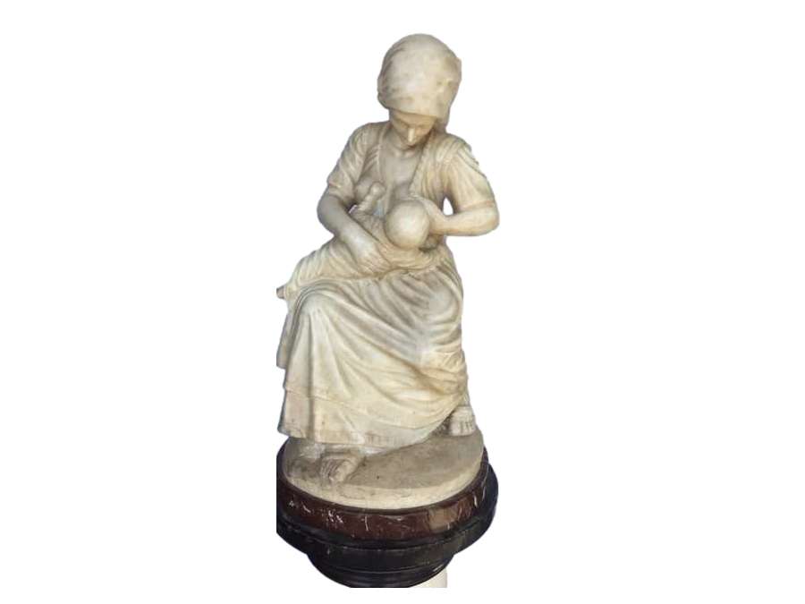 Ancienne statue en marbre statuaire d'époque 19et socle - femme allaite son enfant