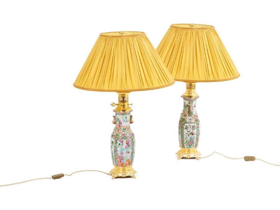 Paire De Lampes En Porcelaine De Canton Et Bronze Doré, Circa 1880, LS4849553A - lampes à pétrole