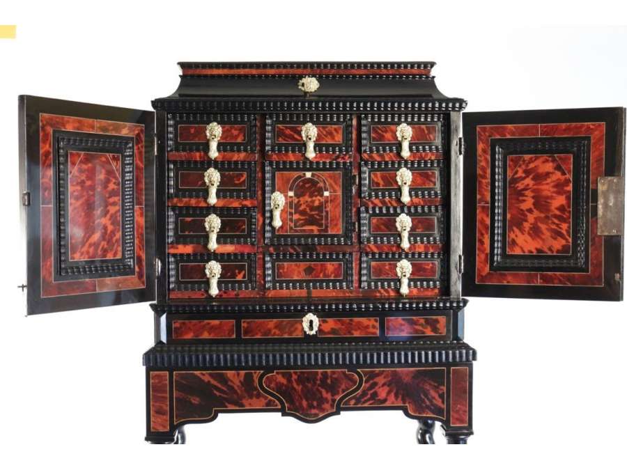 Cabinet en placage d'écaille de tortue rouge - XVIIème siècle. - flamand