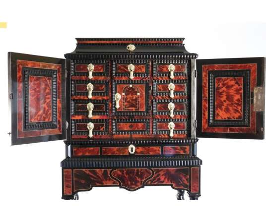 Cabinet en placage d'écaille de tortue rouge - XVIIème siècle. - flamand