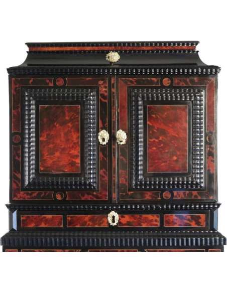 Cabinet en placage d'écaille de tortue rouge - XVIIème siècle. - flamand-Bozaart