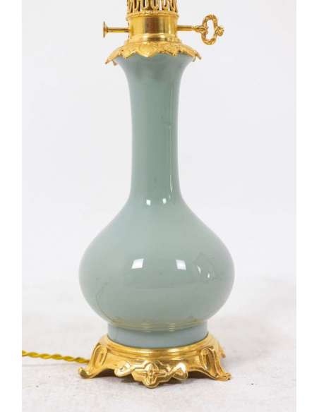 Paire De Lampes En Porcelaine Céladon Et Bronze Doré, Circa 1880, LS4418621A - lampes à pétrole-Bozaart