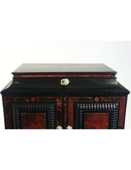 Cabinet en placage d'écaille de tortue rouge - XVIIème siècle. - flamand-Bozaart