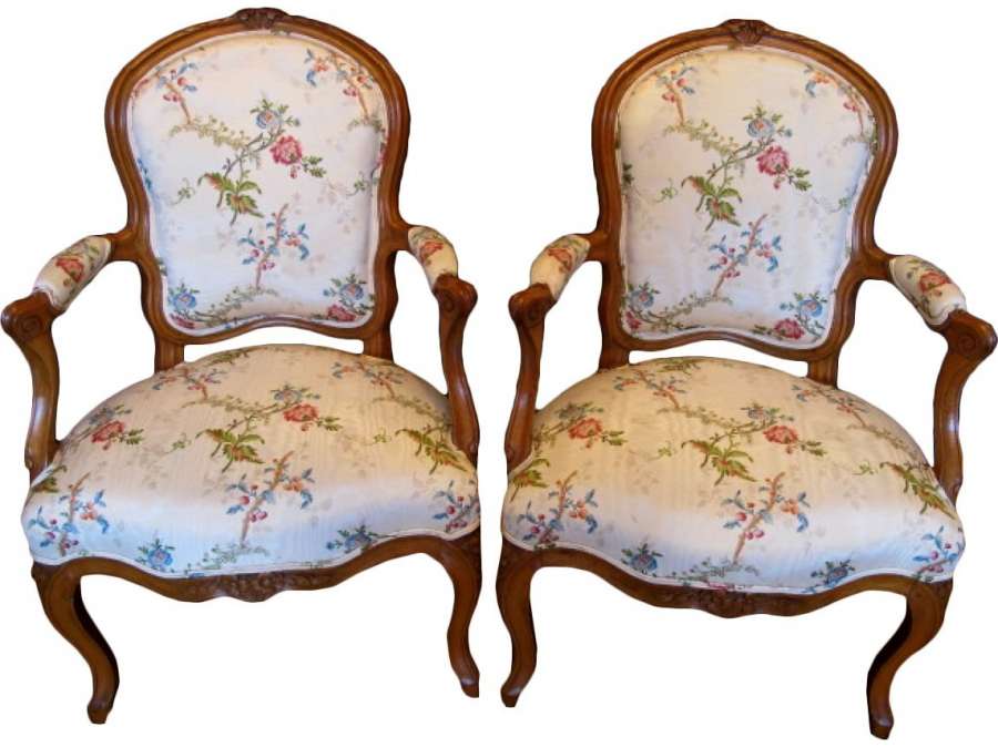 Ancienne paire de fauteuils d'époque Louis XV (1724 - 1774).  XVIIIème siècle.