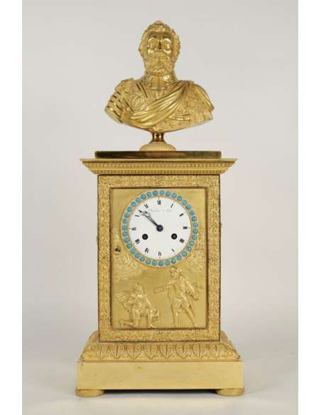 Pendule d'époque Restauration (1815 - 1830) ornée d'un buste d'Henri IV. XIXème siècle.-Bozaart