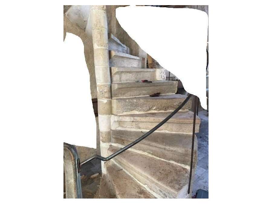 Ancien escalier en pierre du 16ème siècle