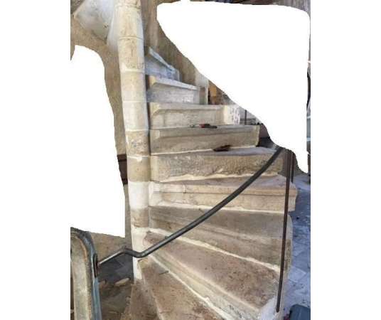 Escalier ancien en pierre +d'époque 16e siècle