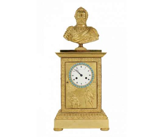 A Restauration period (1815 - 1830) clock with a bust of the king Henri IV. 19th century.