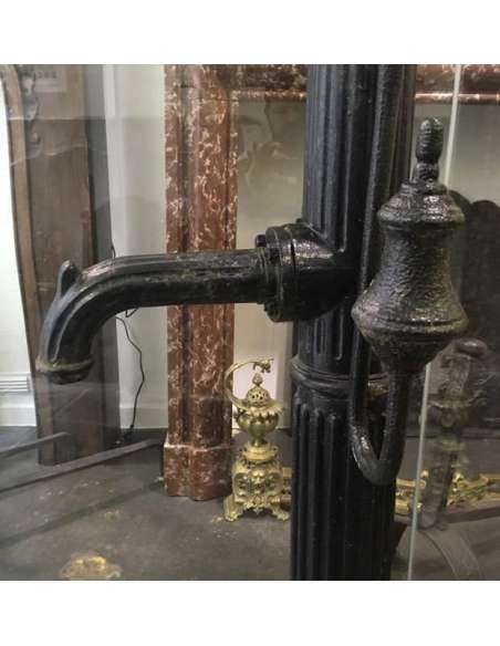 Pompe a bras de fontaine en fonte du 17eme siècle-Bozaart