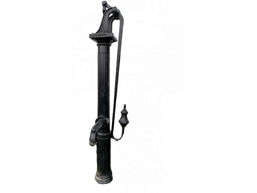 Big pump with arm of fountain+ in cast iron of 17eme century