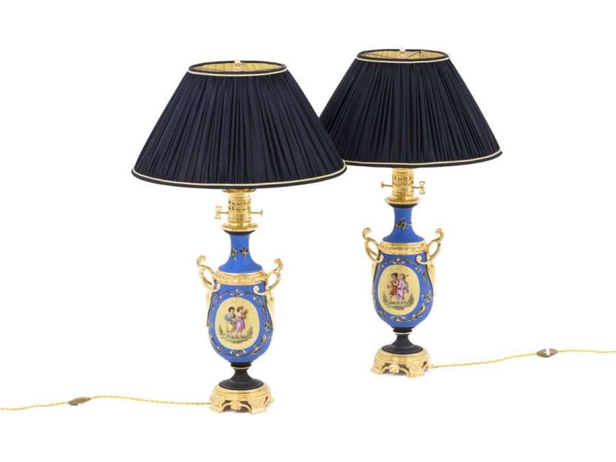 Paire de lampes en porcelaine de style néoclassique époque Napoléon III