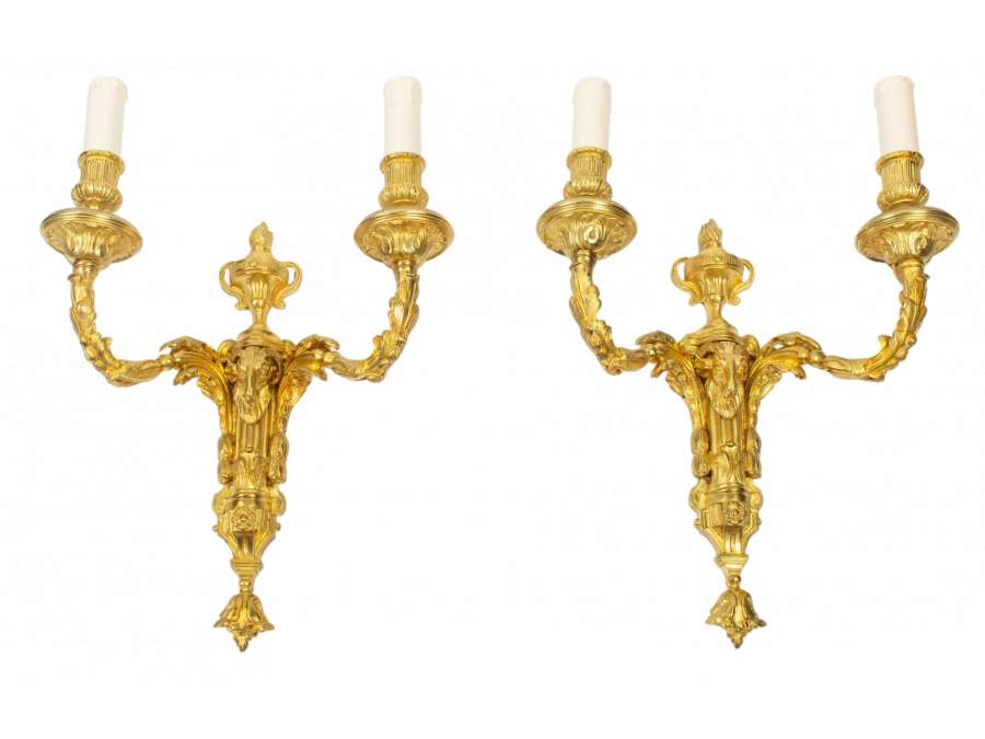 Paire d'appliques de style Louis XVI en bronze doré à deux bras - XIXème siècle.