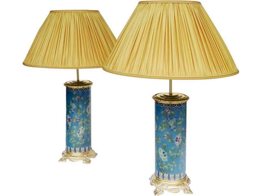 Paire De Lampes Rouleaux En Emaux Cloisonnés Et Bronze Doré, Circa 1900 - LS3566931 - lampes