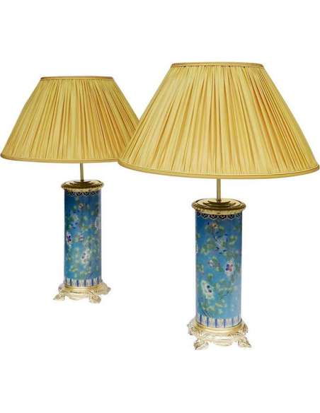 Paire De Lampes Rouleaux En Emaux Cloisonnés Et Bronze Doré, Circa 1900 - LS3566931 - lampes-Bozaart