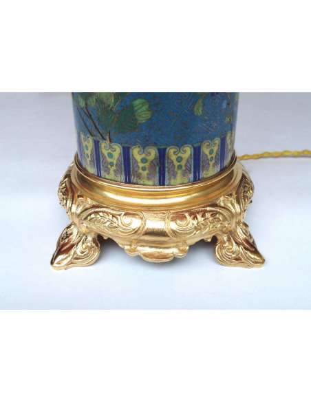 Paire De Lampes Rouleaux En Emaux Cloisonnés Et Bronze Doré, Circa 1900 - LS3566931 - lampes-Bozaart