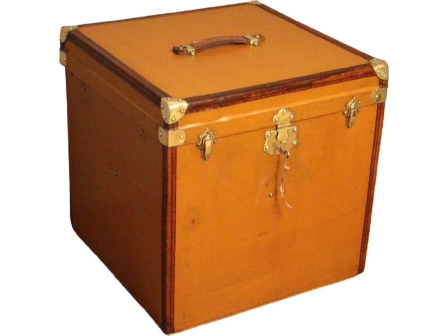 Canvas hat trunk+ from the 20th century