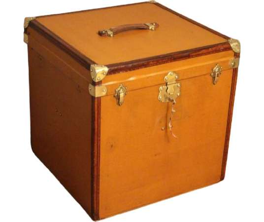 Canvas hat trunk from the 20th century