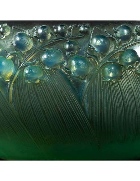 Art deco glass cup art déco+ by R Lalique in 1931.-Bozaart