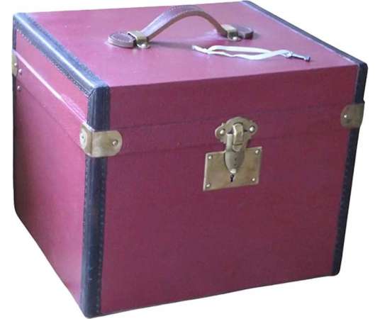 French hat trunk in red canvas from the 20th century