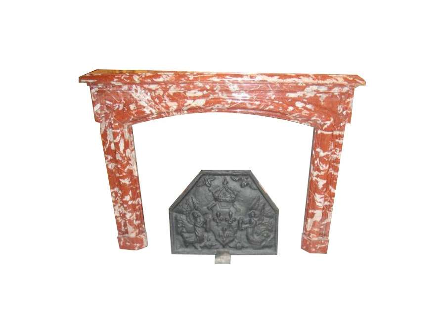 Antique Louis XIV style fireplace in incarnat turquin marble dating from 19th century.