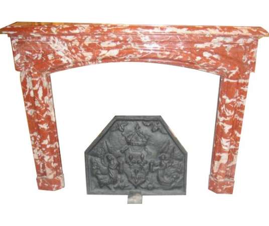 Antique Louis XIV style fireplace in incarnat turquin marble dating from 19th century.