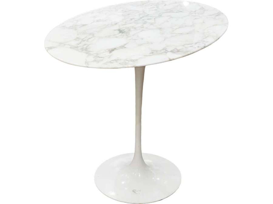 Round marble pedestal table+ by Eero Saarinen from the 20th century