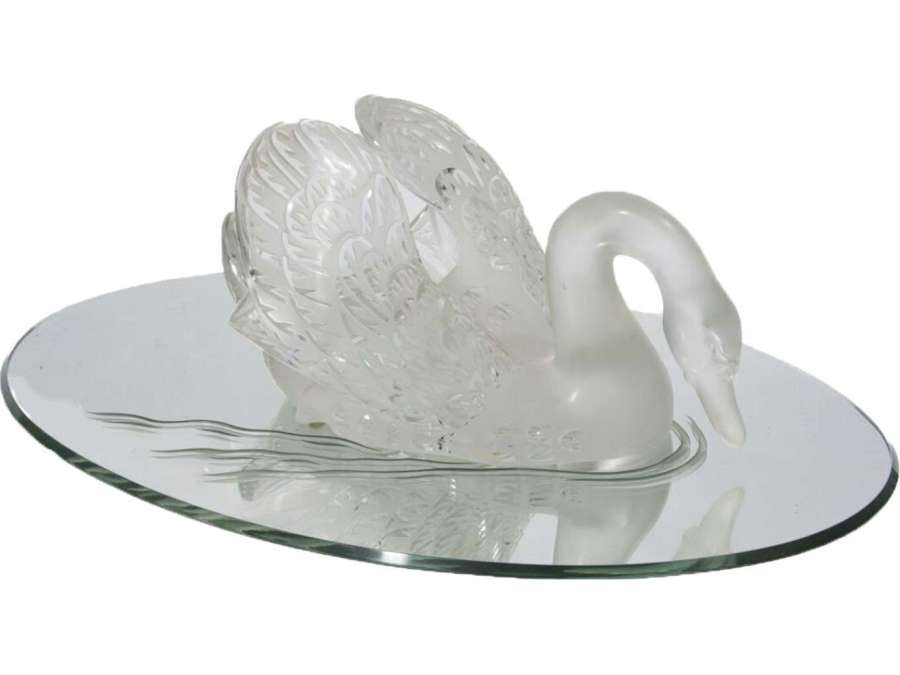 Swan head down in crystal+ by René Lalique from the 20th century
