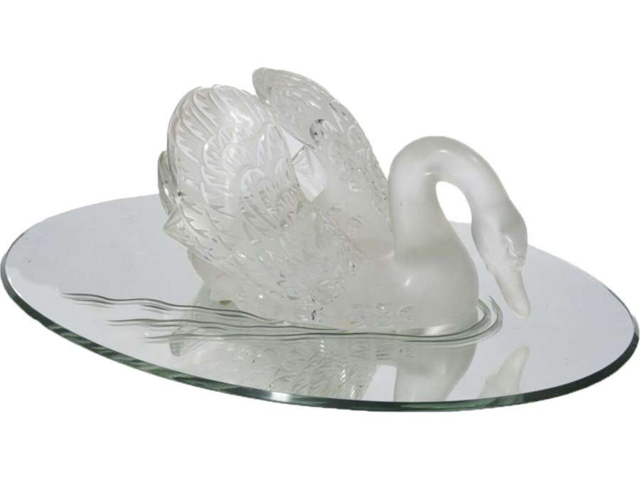 Swan head down in crystal by René Lalique from the 20th century