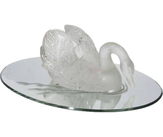 Swan head down in crystal by René Lalique from the 20th century