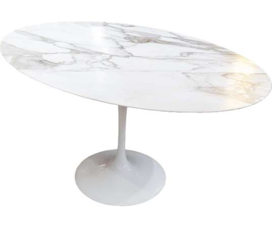 Table Tulip ovale en marbre du 20ème siècle par Eero Saarinen &  Knoll