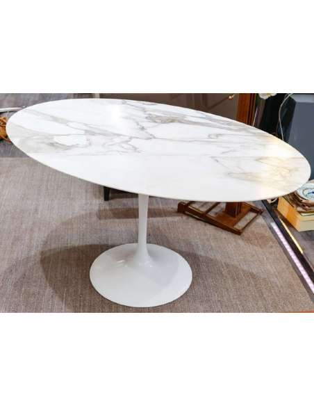 Tulip oval marble table from the 20th century by Eero Saarinen & Knoll-Bozaart