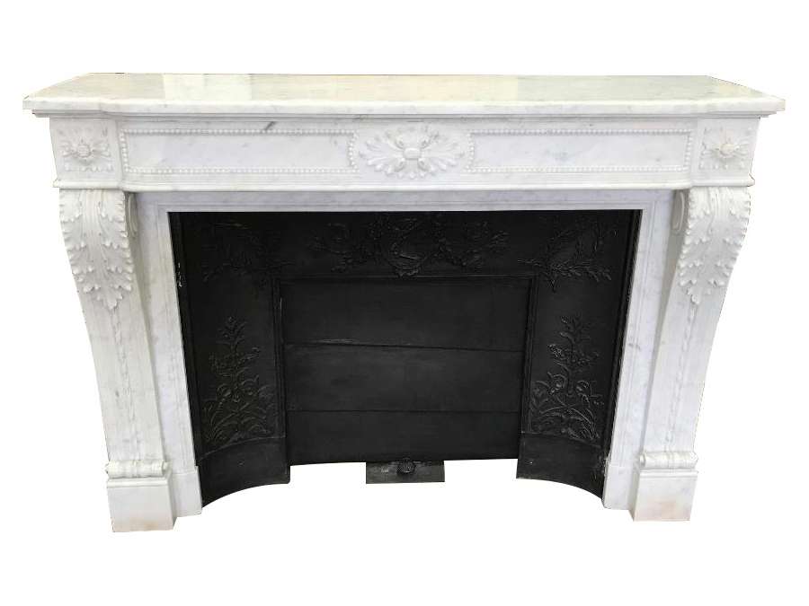 Elegant antique louis XVI style fireplace in white carrara marble dating from the end of the 19th century
