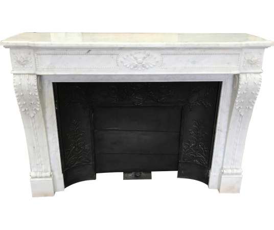 Élégante cheminée ancienne de style louis xvi en marbre de carrare blanc datant de la fin du...