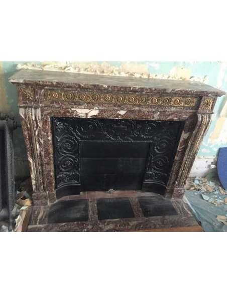 ANTIQUE LOUIS XVI STYLE FIREPLACE IN RED RANCE MARBLE WITH BRONZES , 19TH CENTURY.-Bozaart