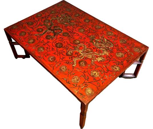 Lacquered coffee table Contemporary design