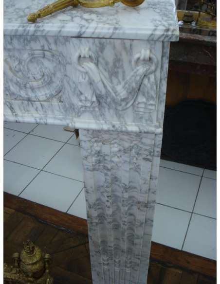Cheminée ancienne d’époque Louis XVI en marbre blanc carrare-Bozaart