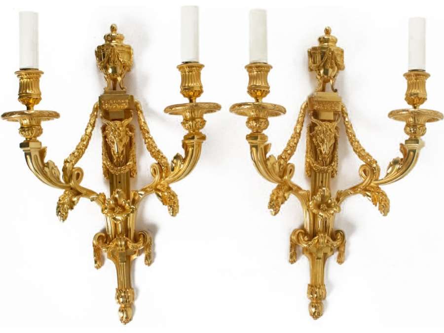 A Pair of scones in Louis XVI style-19th century.