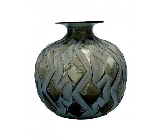 RENE LALIQUE , 20th century art deco "Penthièvres" glass vase