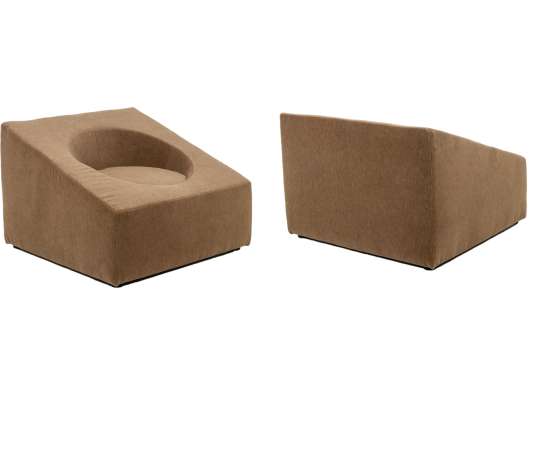 Paire de fauteuils cubiques en tissu mohair beige. Contemporains