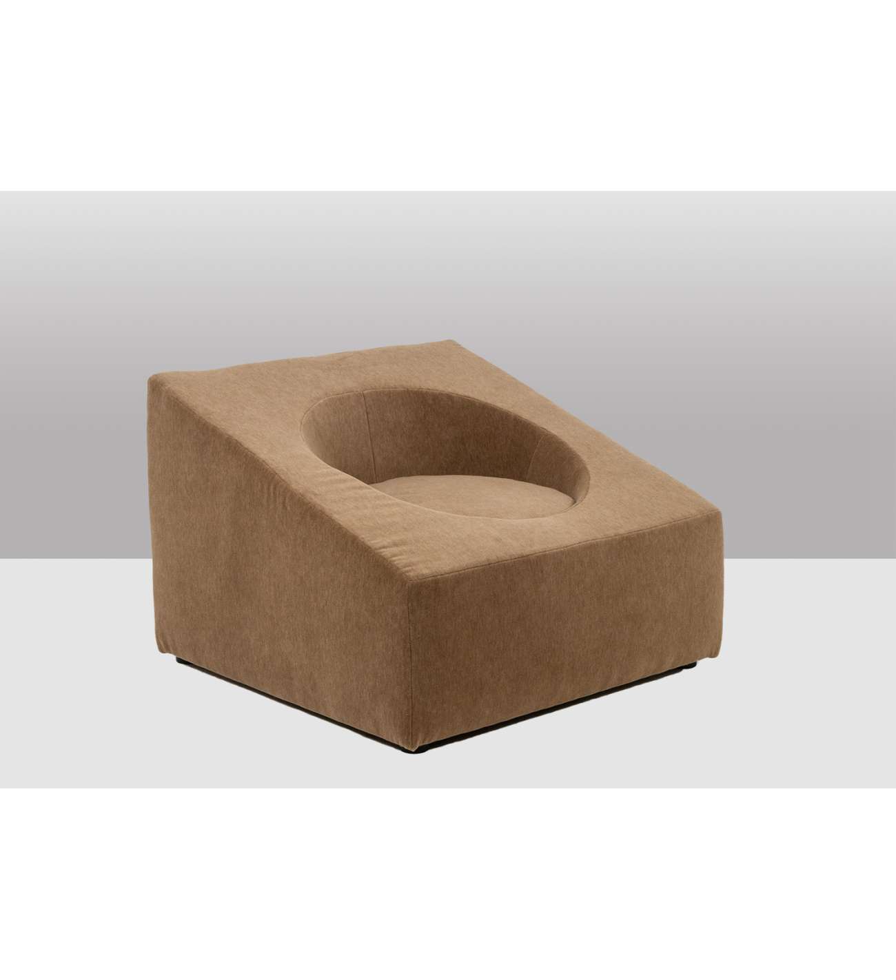 Paire de fauteuils cubiques en tissu... Paire de fauteuils cubiques en tissu mohair beige. Contemporains