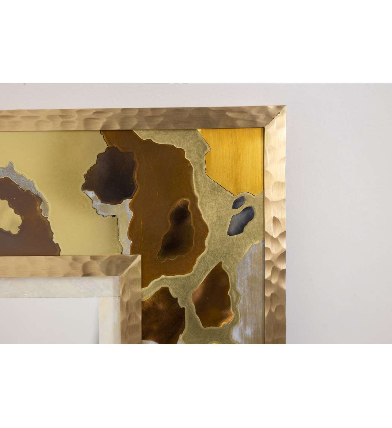 Miroir en marqueterie de laiton oxydé... Miroir en marqueterie de laiton oxydé et patiné. Travail d’artiste