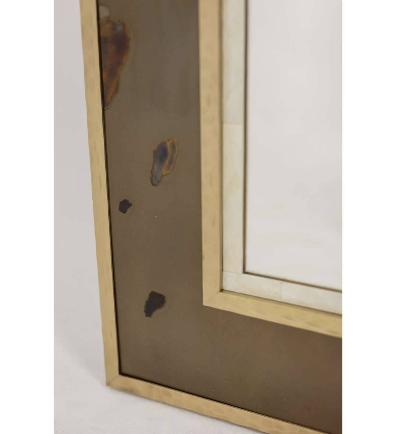 Miroir en marqueterie de laiton oxydé... Miroir en marqueterie de laiton oxydé et patiné. Travail d’artiste