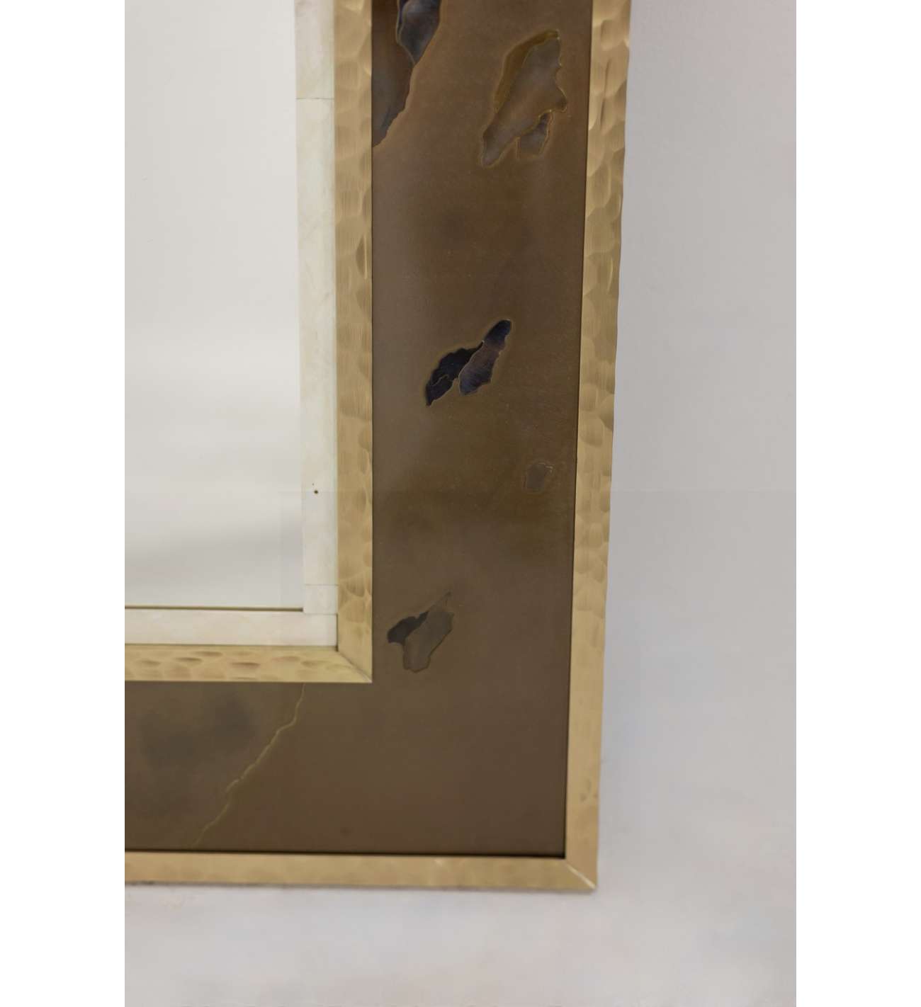 Miroir en marqueterie de laiton oxydé... Miroir en marqueterie de laiton oxydé et patiné. Travail d’artiste