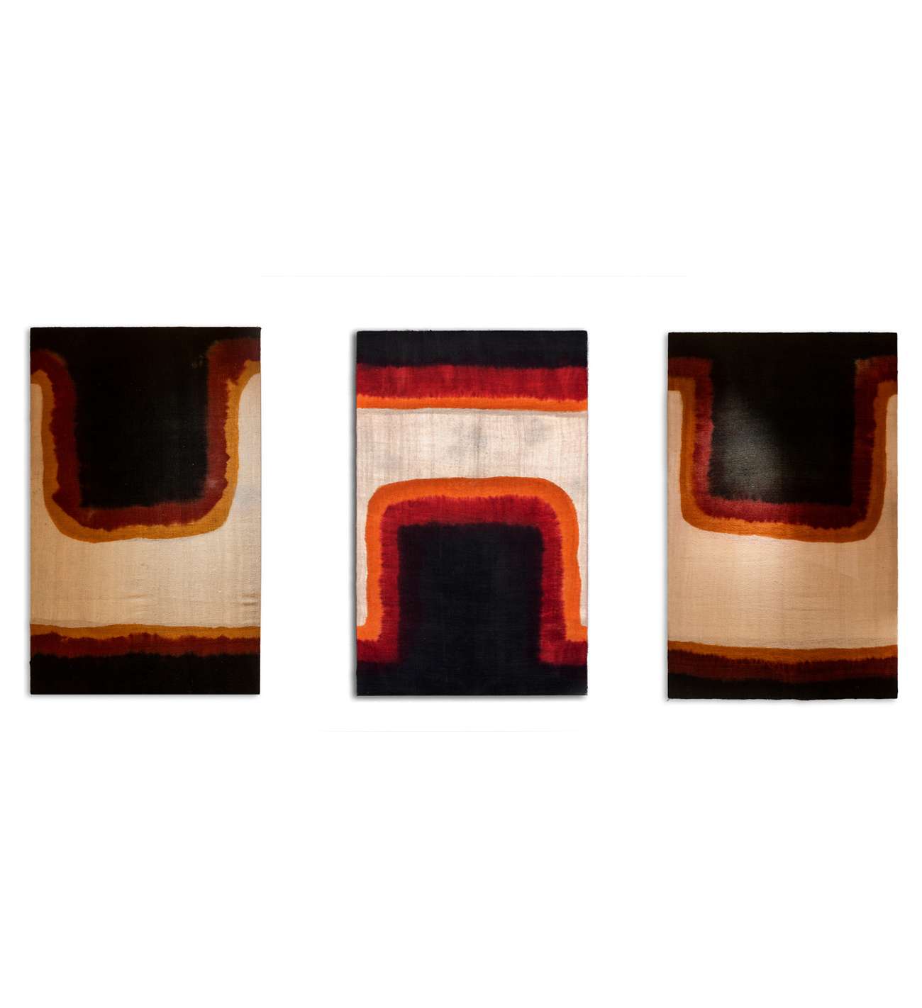 Triptyque à décor géométrique en laine tissée. Travail artisanal, 20e siècle.