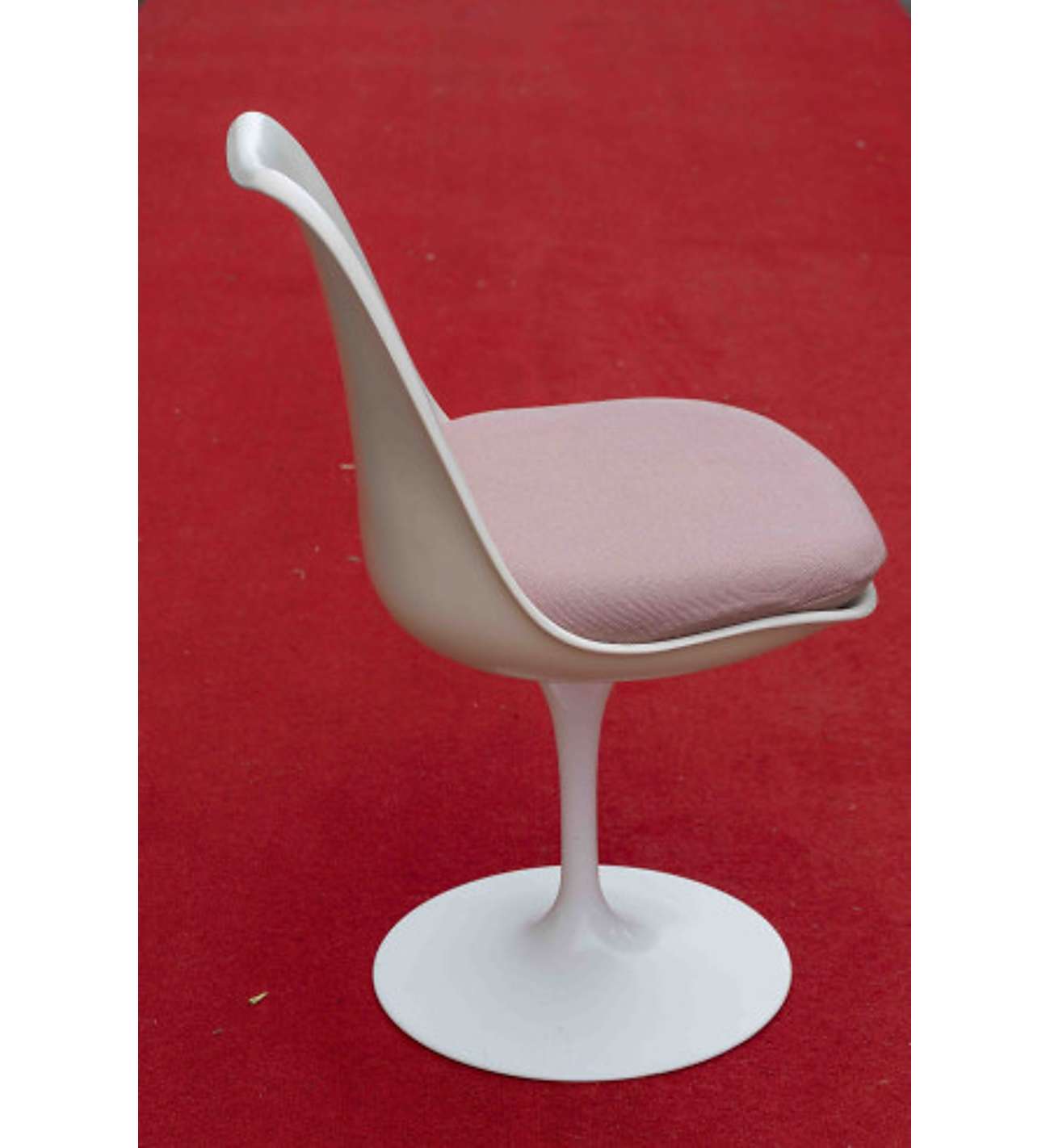 Eero Saarinen (1910–1961) & Knoll... Eero Saarinen (1910–1961) & Knoll International (publisher) 6 swivel chairs